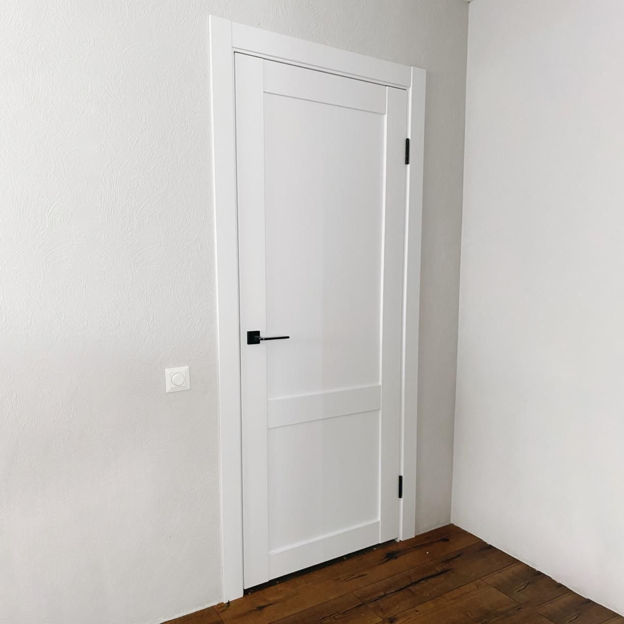 Если это двери с наличниками, лучше рассмотреть тонкие и узкие. Фотография: nordicadoors.ru