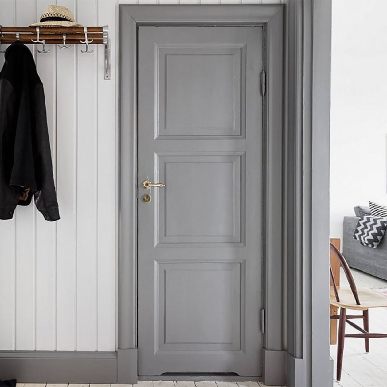 В скандинавском интерьере часто устанавливают филенчатые двери с равными квадратами, на фото их три. Фотография: planete-deco.fr