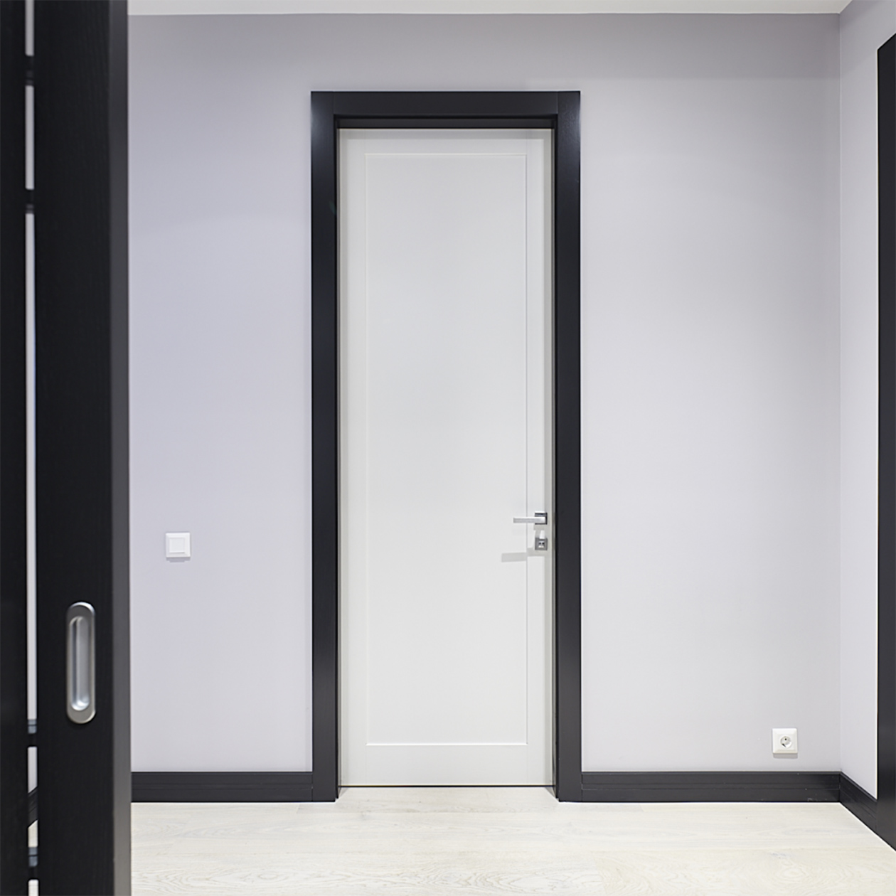 Черный цвет будет красиво контрастировать со светлыми стенами. Фотография: art-doors.ru