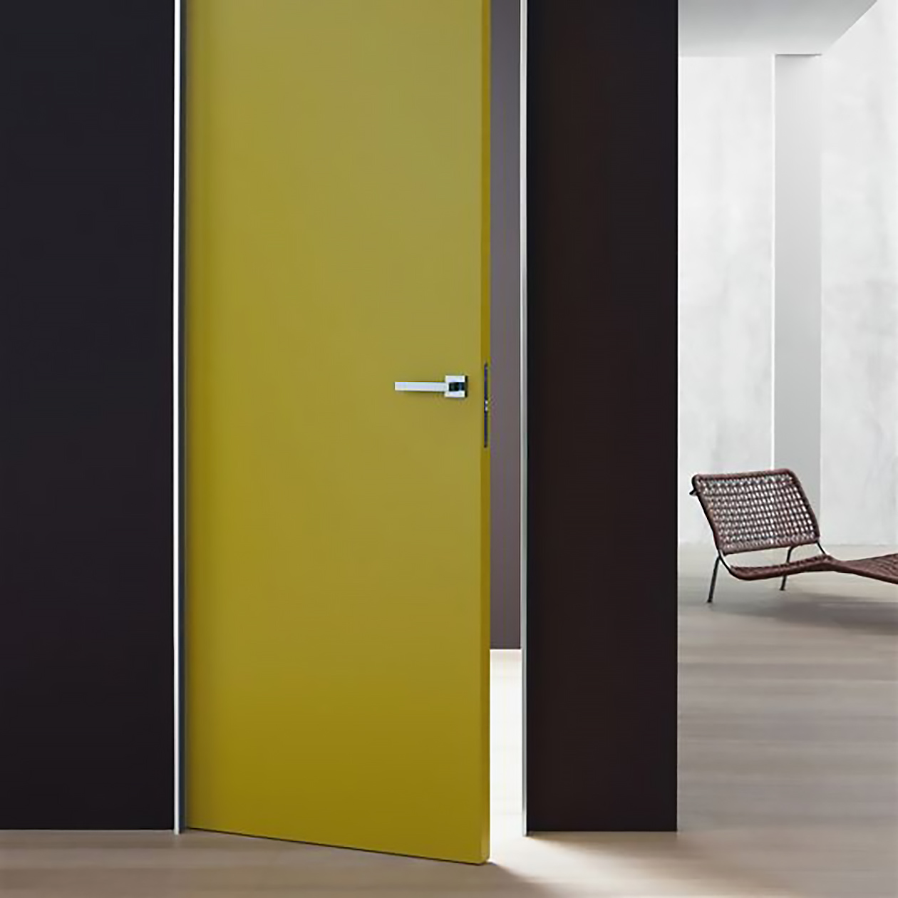 Если стены темно-синие, дверные полотна желтого цвета идеально встанут в интерьер. Фотография: lualdiporte.com