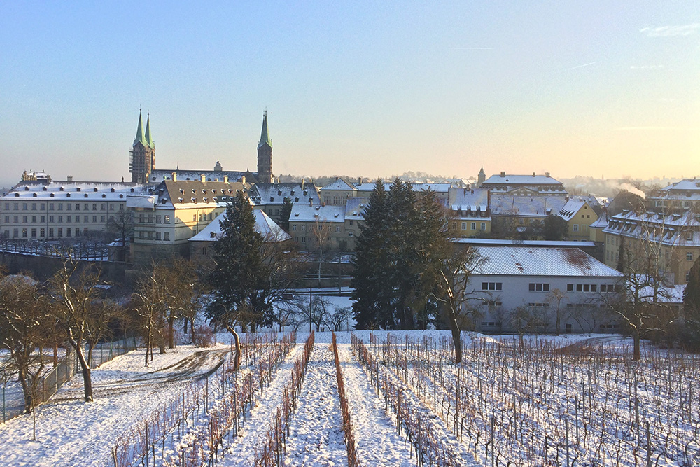 Вид на Бамберг и его виноградники зимой. Снег выпадает в Германии редко, но под снежным покровом город выглядит еще красивей