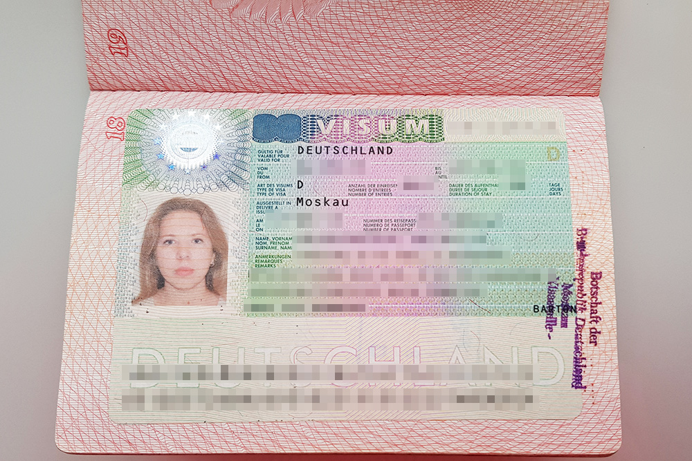 Студенческая виза сначала выдается на 3 месяца. По приезде оформляется пластиковая карточка — временный вид на жительство