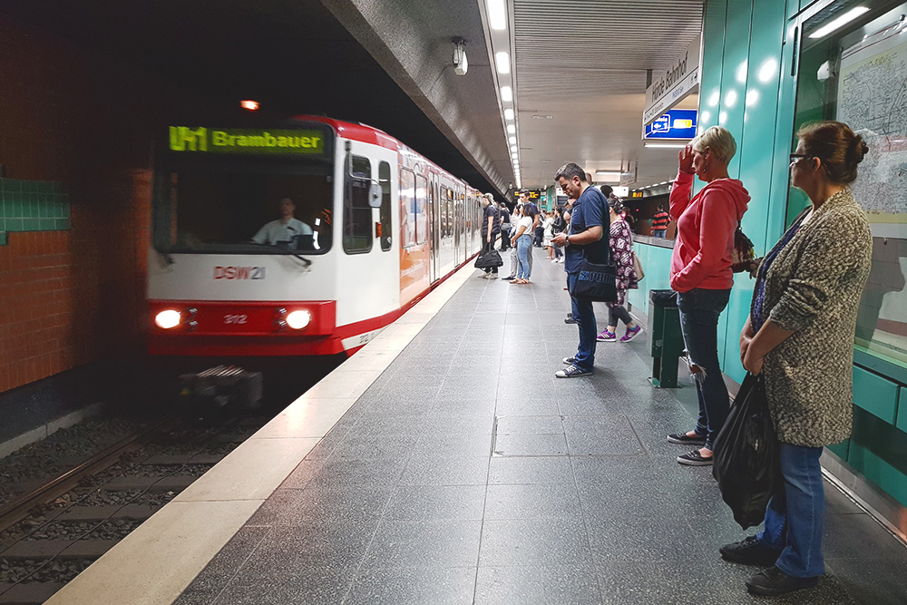 Одна из станций метро в Дортмунде. Платформы короткие, поезд состоит максимум из трех вагонов, но я пока видела только из двух. Поезда ходят раз в 10 минут, а по воскресеньям и праздникам — раз в 15 минут