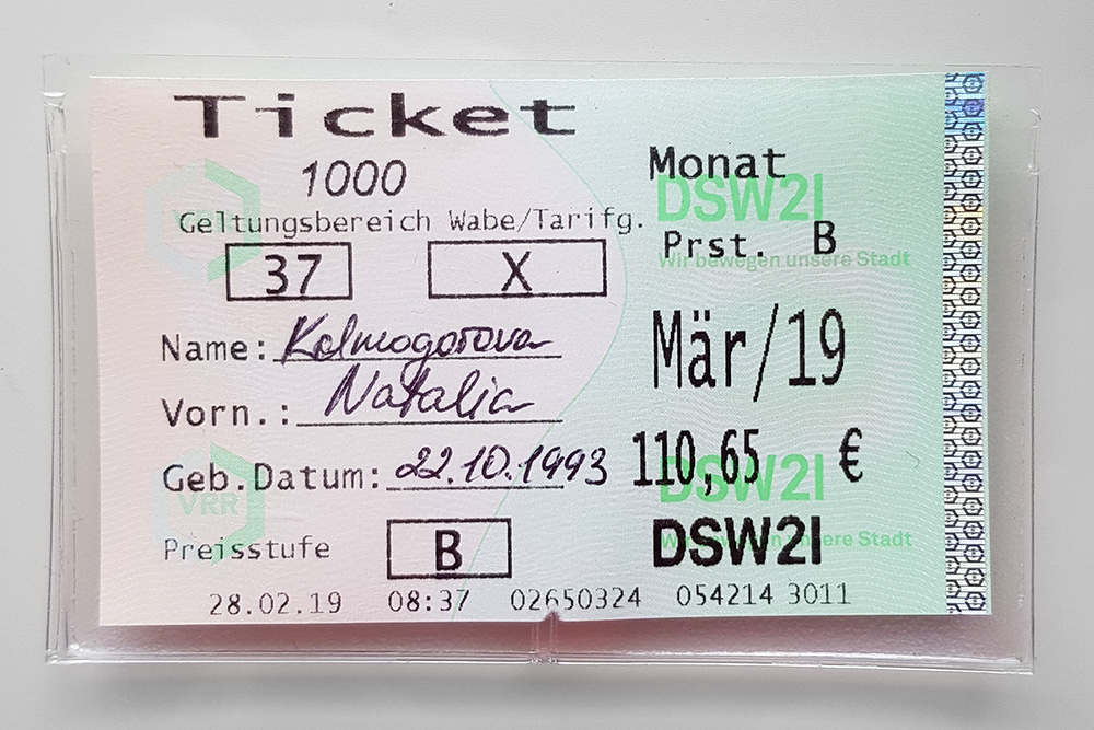 Мой месячный билет для проезда в Дортмунде и Хагене — на нем нужно написать свои данные. При проверке контролер попросит удостоверение личности с фото, чтобы сверить имя