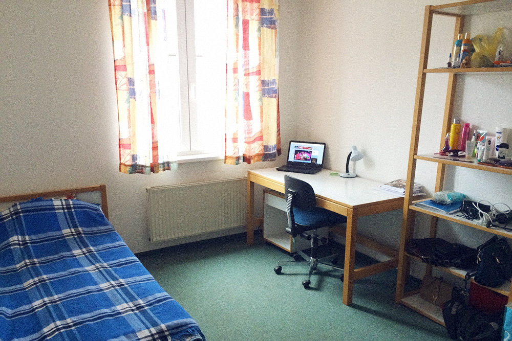 Моя комната в студенческом общежитии в Бамберге. В комнате всегда живет только один человек, но таких комнат может быть несколько в одном помещении с общей кухней и ванной. Комнаты всегда сдаются с мебелью, но без постельного белья, подушек, посуды и ламп. Общежития однотипны во всех университетах