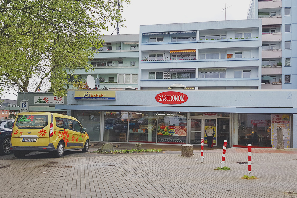 Магазин с русской едой «Гастроном». Слева цветочный магазин «Алина» с хозяевами-поляками