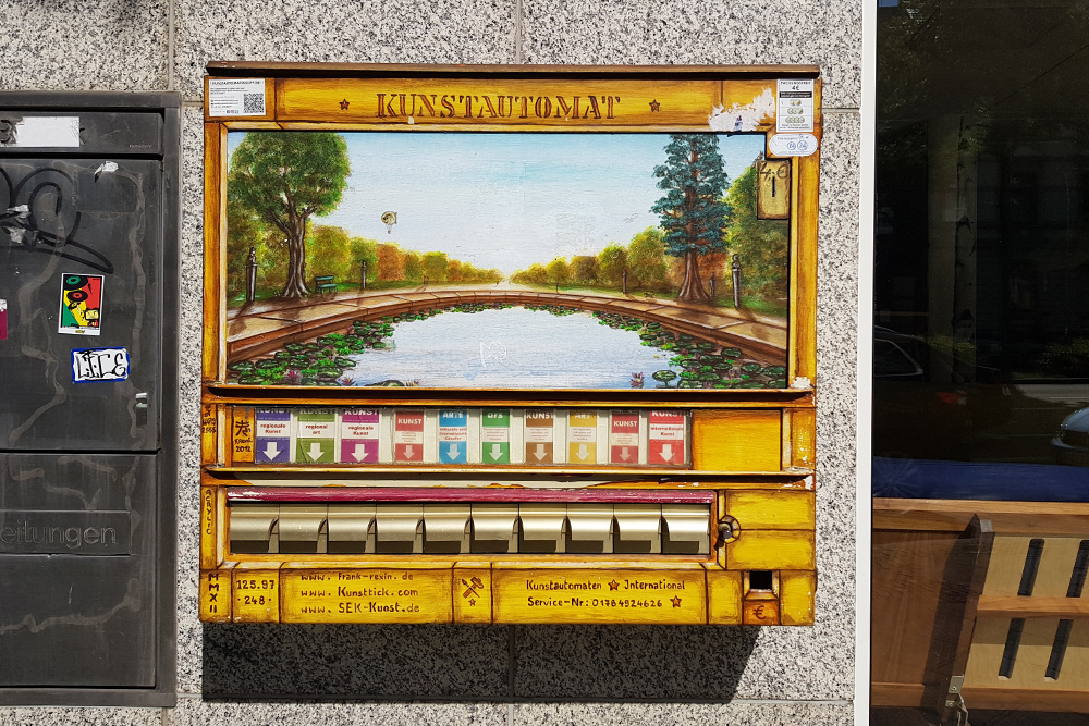 В центре Дортмунда можно встретить такие «автоматы искусства» — за 4 € (300 рублей) можно приобрести пачку мини-картин с ландшафтами региона. Никогда не видела, чтобы ими кто-то пользовался