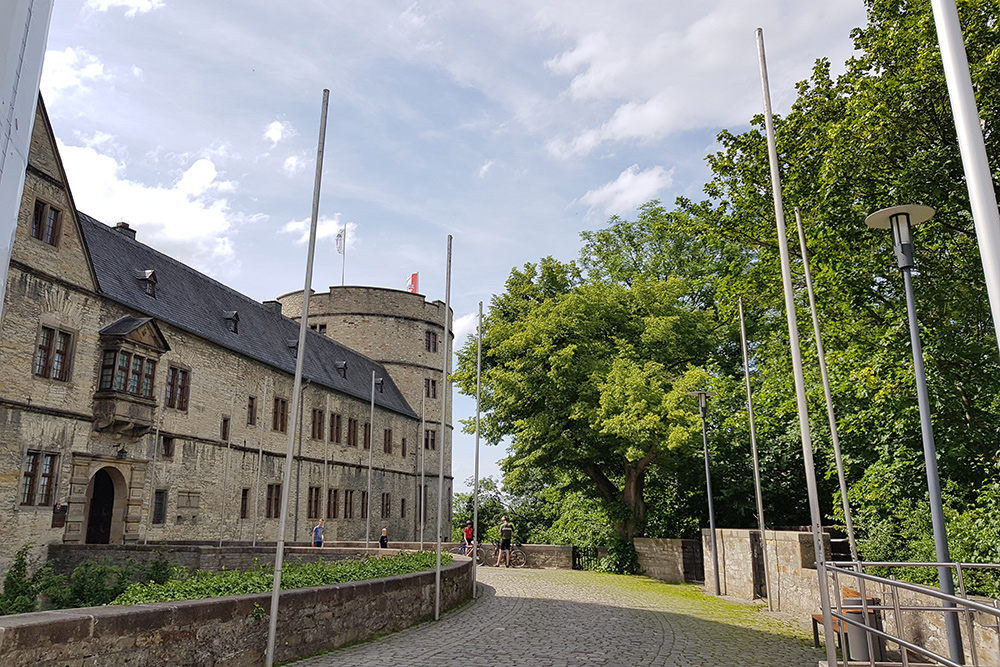 Замок Вевельсбург находится в 90 км от Дортмунда. В 1945 году замок был взорван, так как в 30—40-х годах прошлого века нацисты выбрали его одним из своих стратегически важных центров. Вскоре замок отреставрировали и теперь тут находятся музей и экспозиция о Третьем рейхе