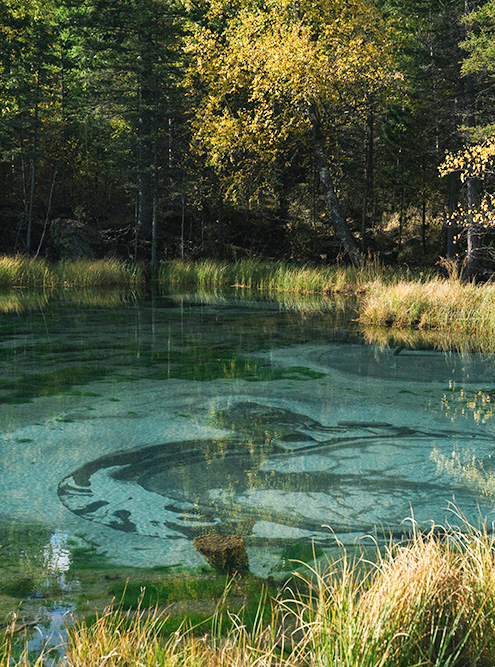 Голубые круги из глины и ила на дне озера