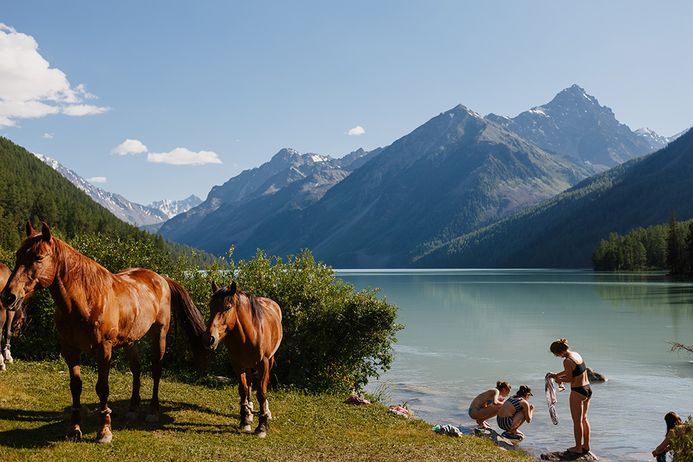 Место нашей стоянки на озере было восхитительным — там удобный спуск к воде, рядом паслись лошади