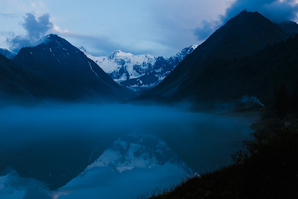 После заката к озеру спустился туман — и стало совсем волшебно