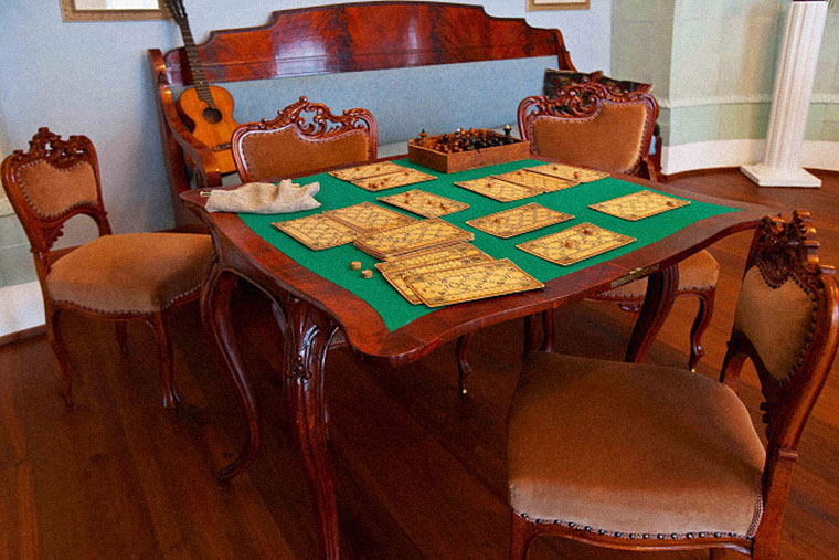 Стол для настольных игр 19 века. Источник: чермо.рф