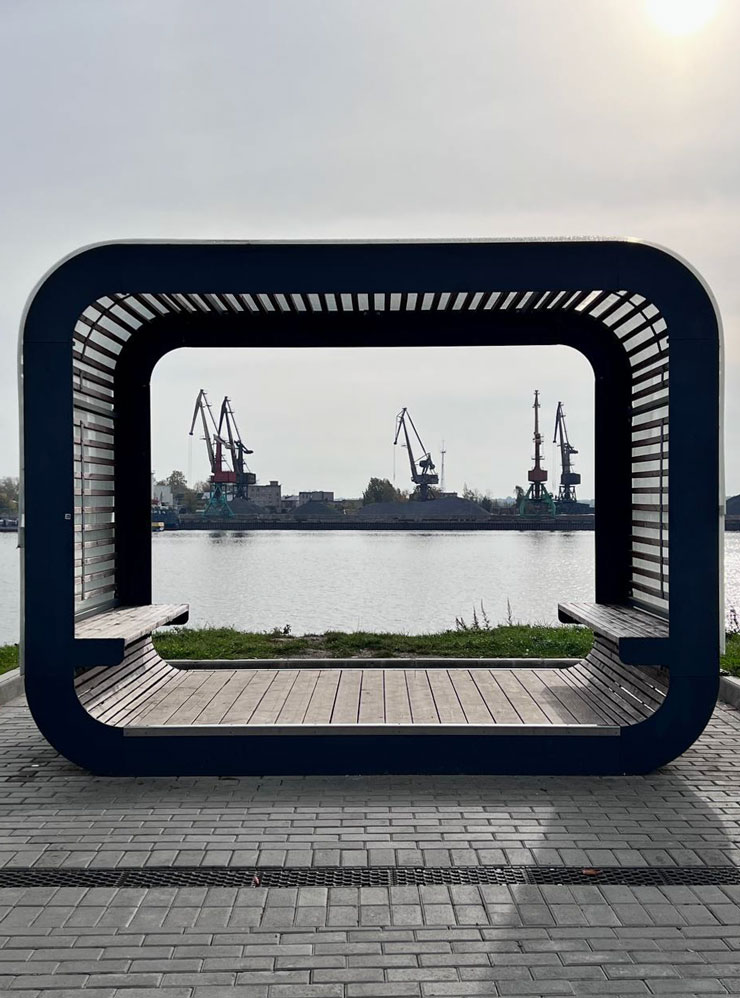 Кинематографичная скамейка с видом на порт