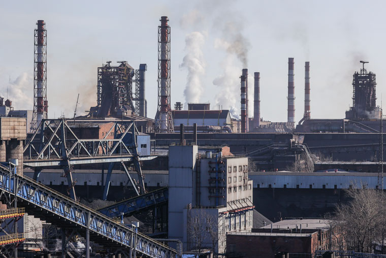 Череповецкий металлургический комбинат начал работать в 1959 году. Фотография: Сергей Карпухин / ТАСС