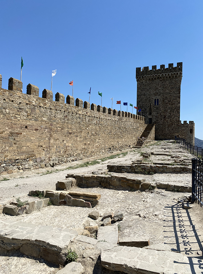 Высокие стены башни сделали крепость практически неприступной