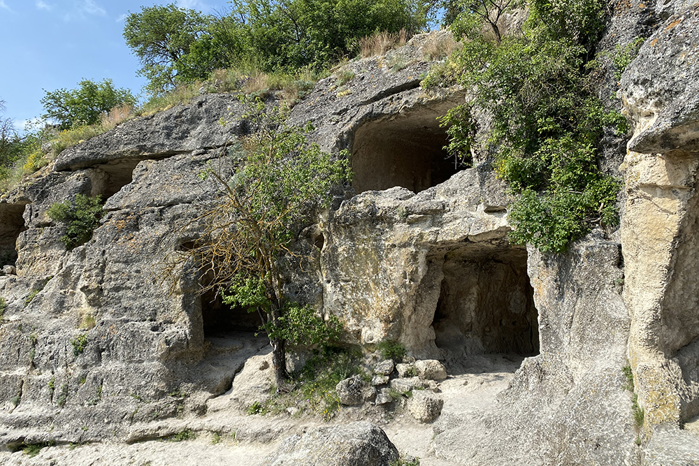 Обитатели древнего города жили в многоярусных пещерах