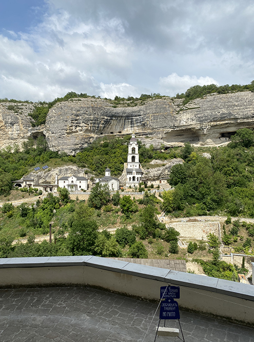 Вид на монастырь со смотровой площадки