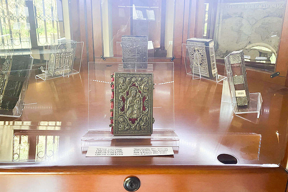 В зале восточных рукописей представлены персидские, арабские, османские, афганские и узбекские работы