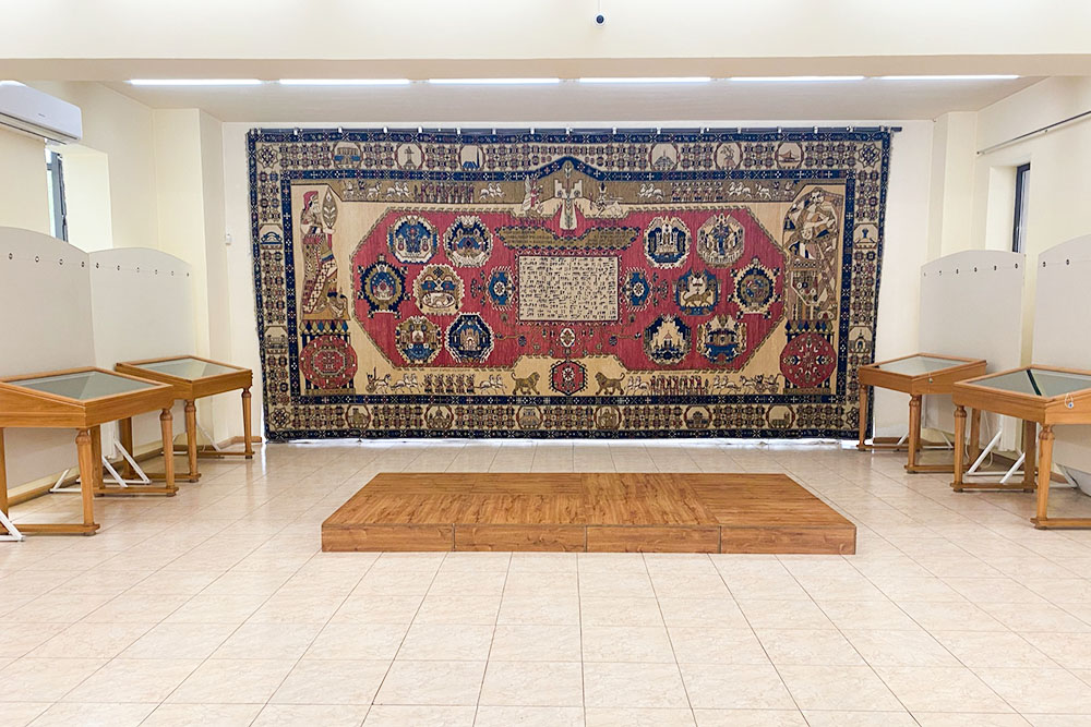 В отдельных залах представлены образцы традиционных армянских ковров