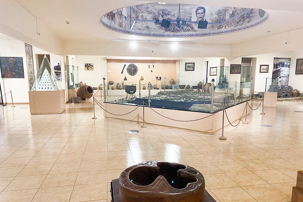 Если внимательно изучить экспонаты музея, получится узнать о жизни Еревана от самого его основания и до современности