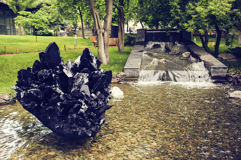 Скульптура Le Coeur d’obsidienne — «Обсидиановое сердце» — подходит под тему парка. Источник: Armenia Discovery