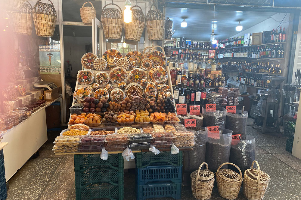 На рынке продают сухофрукты и местные сладости: пахлаву, чурчхелу, пастилу