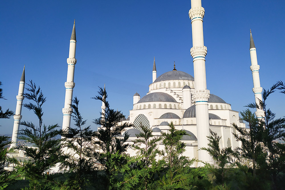 У Чамлыджи, как и у Голубой мечети, шесть минаретов. У остальных мечетей в Стамбуле — от одного до четырех