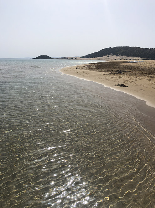 В этой части острова— прозрачная вода и золотой песок