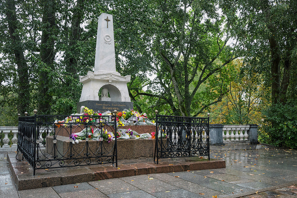 Могила Пушкина в Святогорском монастыре в Пушкинских горах