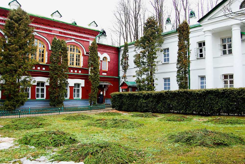 Территория Псково-Печерского монастыря очень нарядная, красочная. Фото: IgorShubin / Pixabay