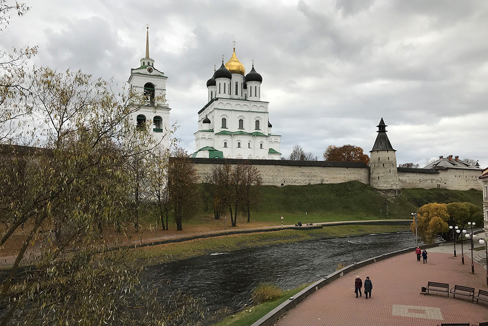 С Советской набережной реки Псковы видишь кремль с нового ракурса