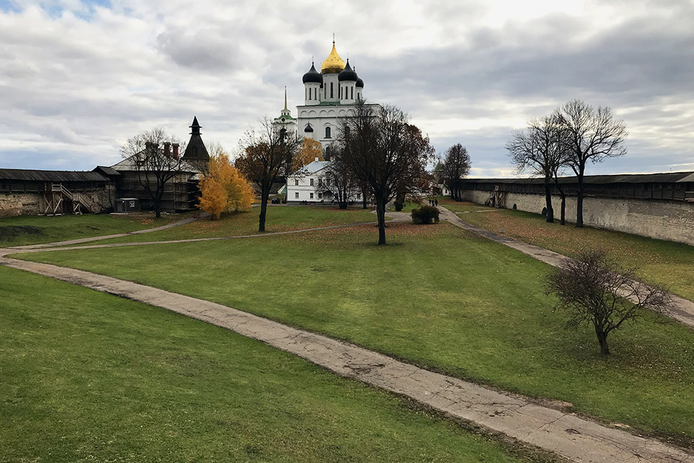 Так выглядит Свято-Троицкий собор с крепостной стены кремля
