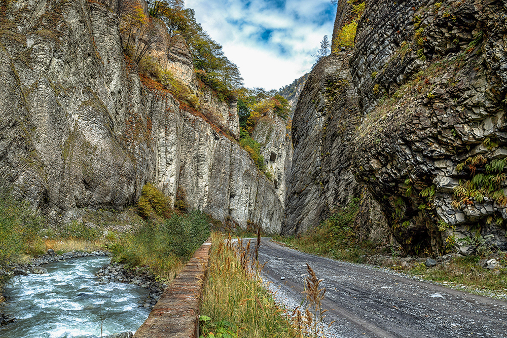 В ущелье восстановили часть дороги. Фото: lorrichek / Shutterstock