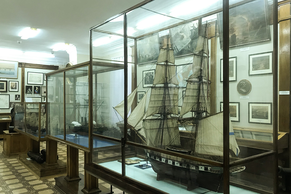 Этот зал посвящен основанию Севастополя и созданию Черноморского флота. В нем представлены портреты знаменитых флотоводцев России, модели кораблей и живопись