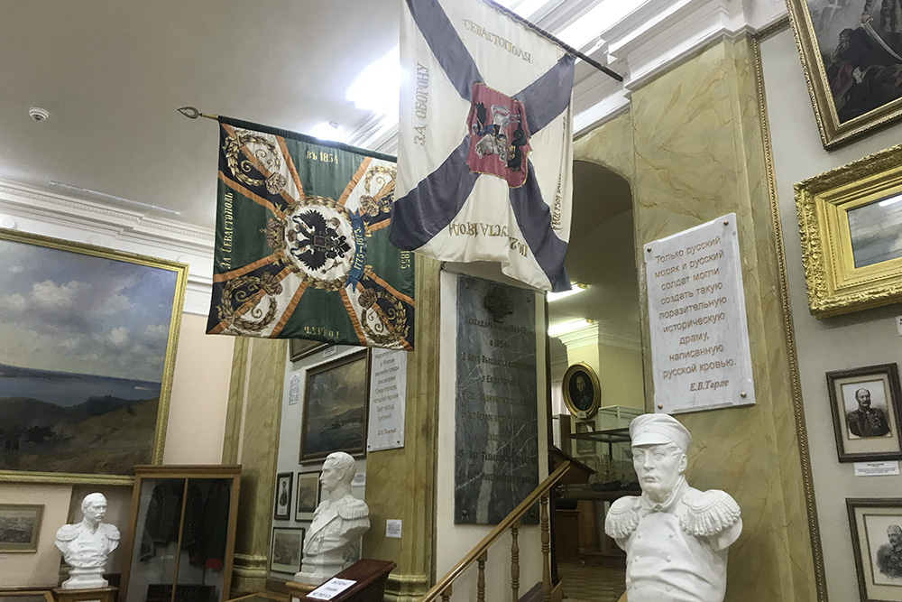 Экспозиция зала, посвященного первой обороне Севастополя 1854⁠—⁠1855 годов. Здесь есть скульптурные портреты участников обороны и картины российских художников