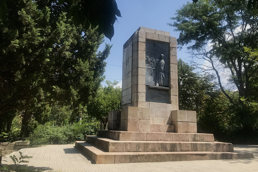 Памятник 49 коммунарам, которых захоронили на кладбище