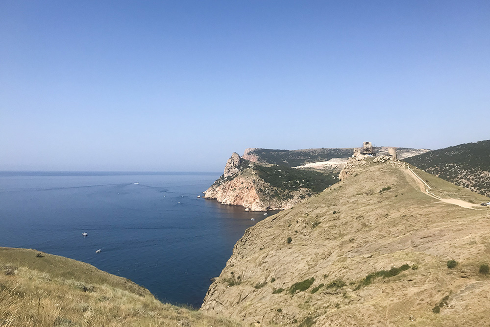 Вид с тропы на крепость Чембало и Балаклавскую бухту