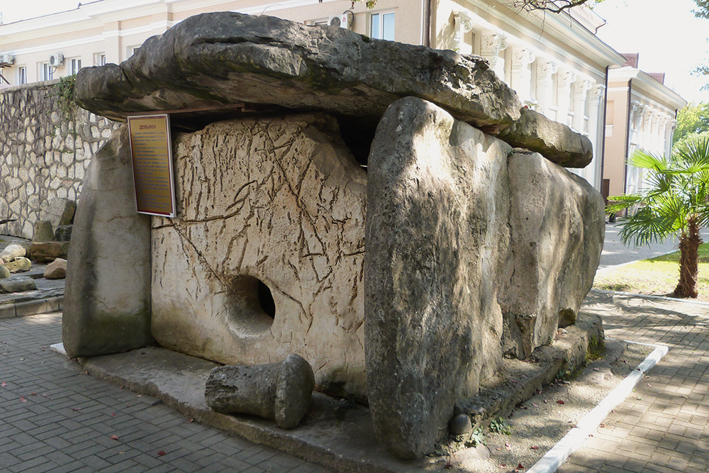 Дольмен — погребальное и культовое сооружение. Возраст этого дольмена перед входом в музей — около 5000 лет. Его крыша весит 12 тонн