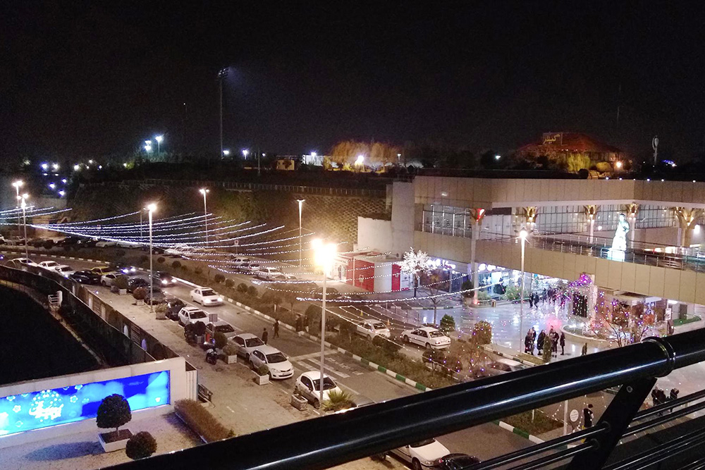 Вид на город в вечернее время с балкона четвертого этажа лобби, где расположен концертный зал