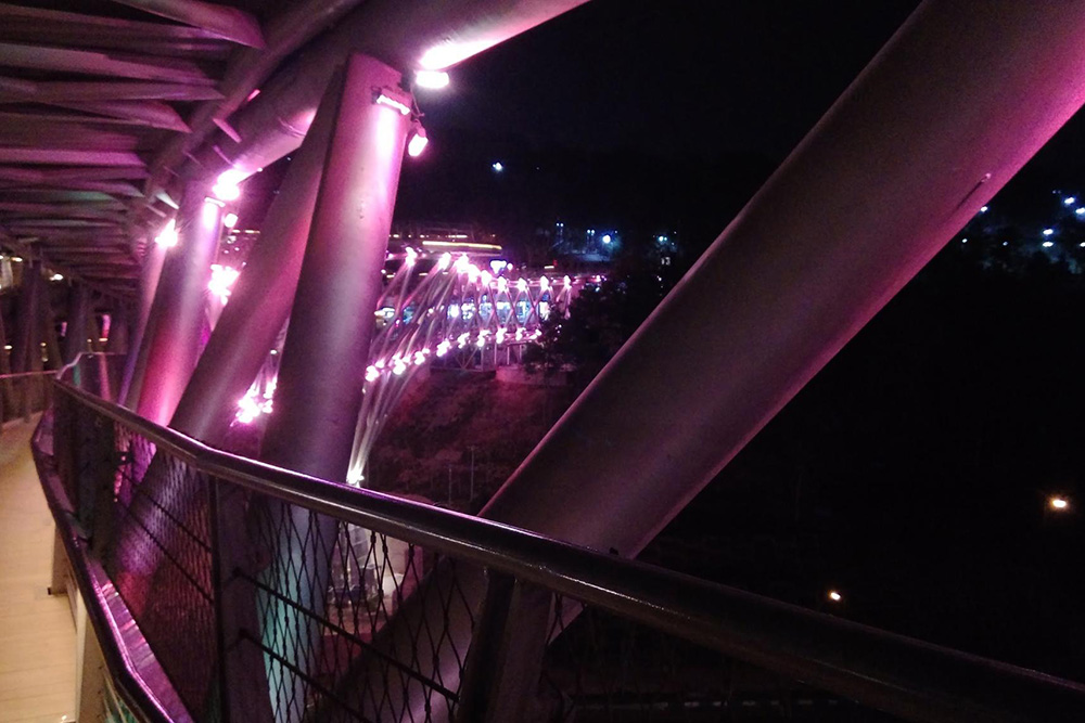Особенно эффектно мост выглядит в вечернее время, когда включают разноцветную подсветку