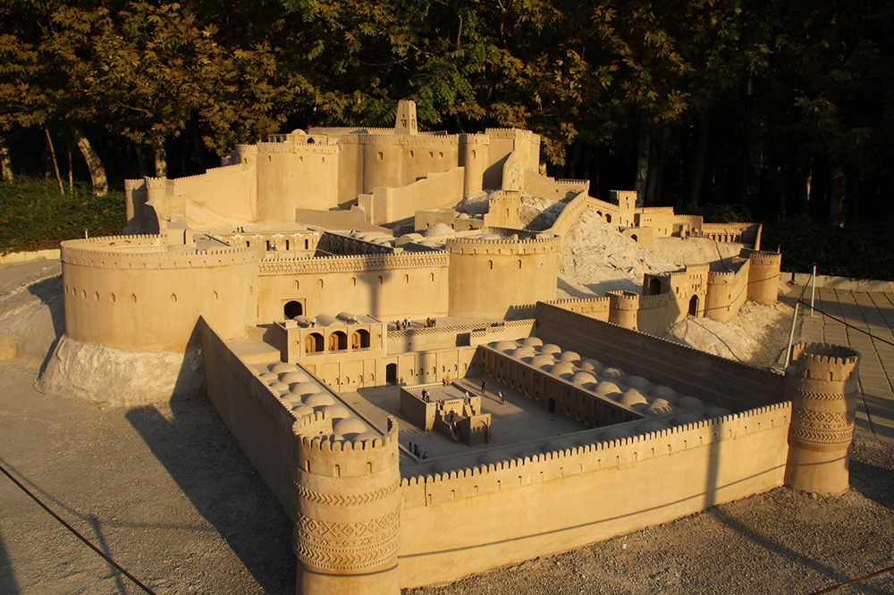 Глинобитная крепость Бам — пример средневекового укрепленного города. Оригинал сильно пострадал при землетрясении 26 декабря 2003 года