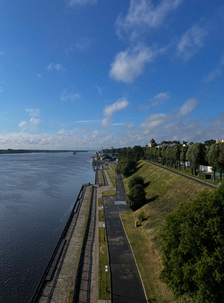 Вид на Волжскую набережную с Октябрьского моста