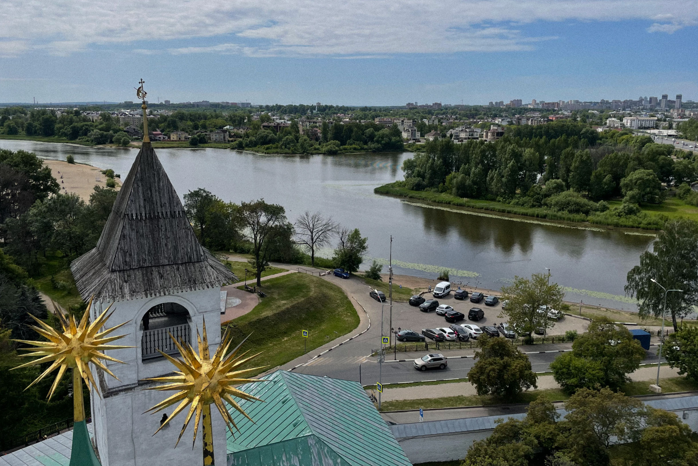 Вид со смотровой площадки на звоннице на реку Которосль