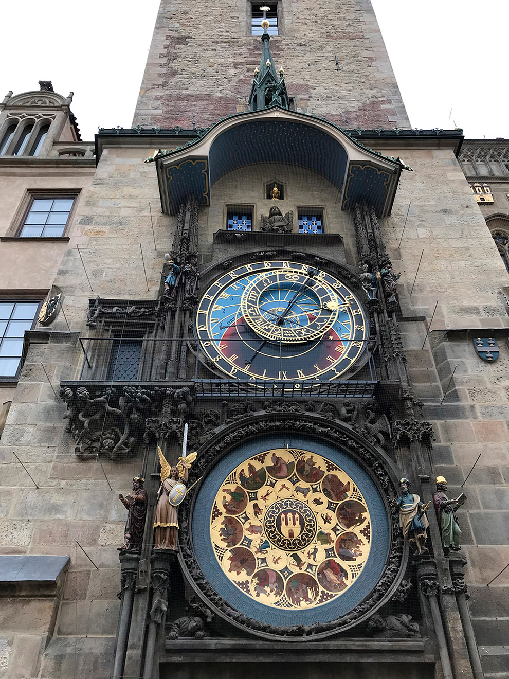 Часы работают с 1410 года. Тогда появились механические часы и астрономический циферблат