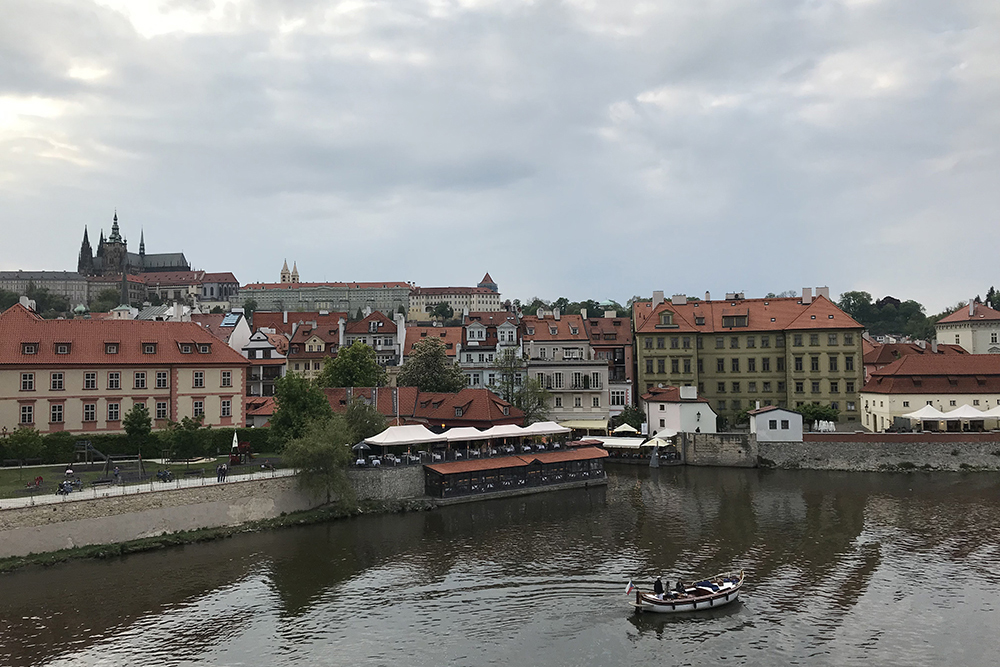 Прагу называют городом красных крыш. Керамическая черепица много веков была единственным доступным материалом. Сейчас есть и керамическая, и металлическая черепицы разных цветов, но чехи своим традициям не изменяют
