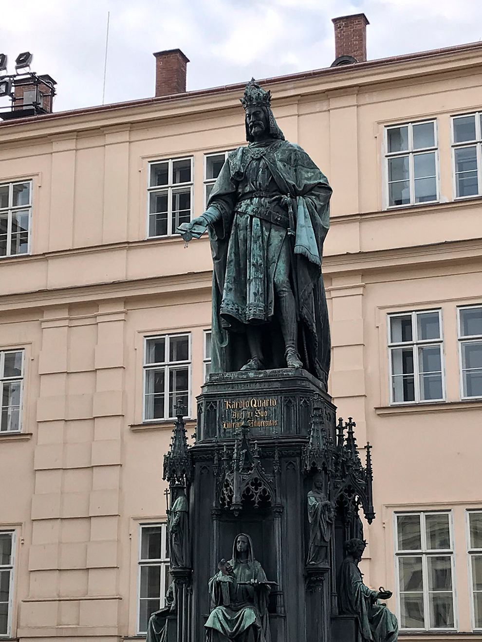 Памятник королю Чехии — Карлу IV. В честь него назван мост