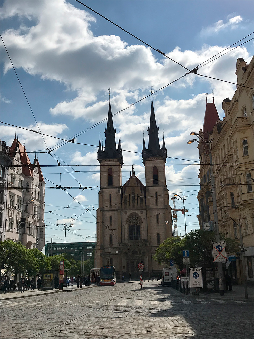 Костел Святого Антония Падуанского находится в пешей доступности от квартиры, которую мы снимали в Праге. Каждое утро мы шли гулять мимо него