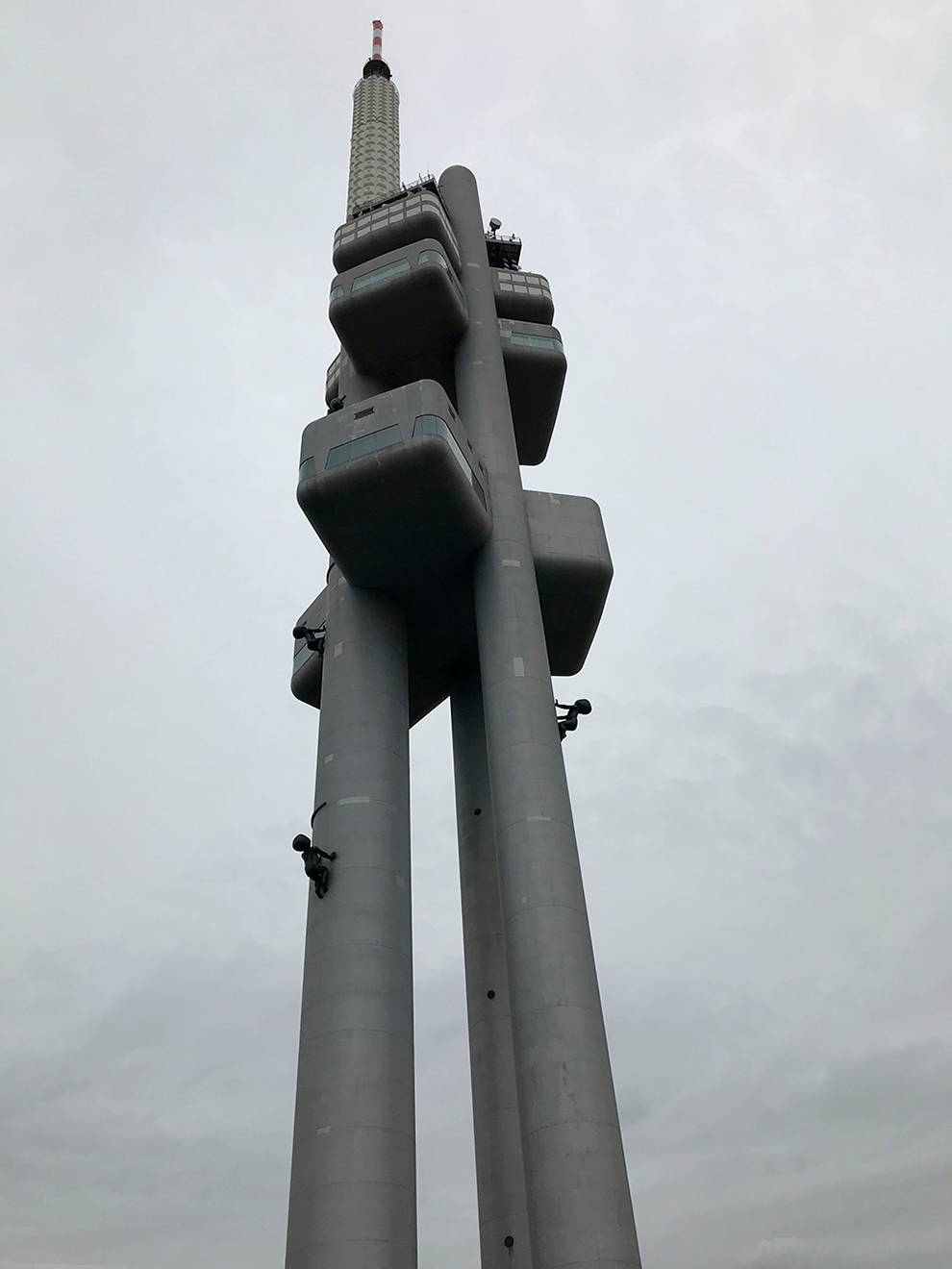 На основаниях башни установлены скульптуры черных младенцев без лиц — знак протеста против абортов от художника Давида Черни