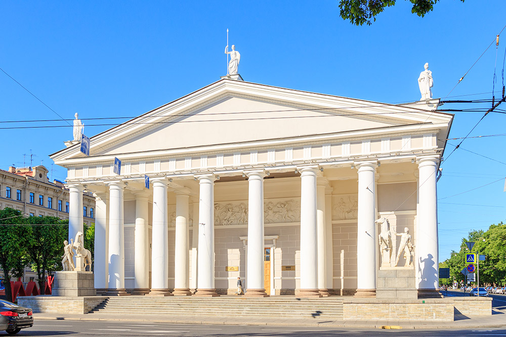 Найти «Манеж» легко: это здание с колоннами рядом с Исаакиевским собором и Александровским садом. Фото: Maykova Galina / Shutterstock