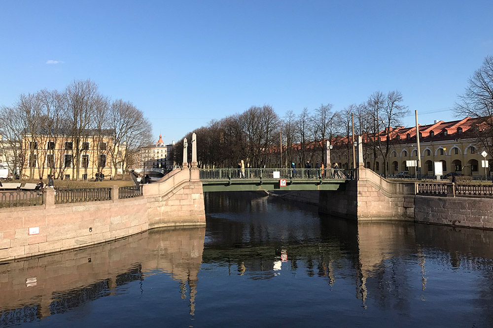 На фото хорошо виден Красногвардейский мост через канал Грибоедова, а за ним — Ново⁠-⁠Никольский